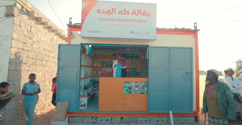 مؤسسة توكل كرمان تدعم شابًا بيد واحدة بعزيمة لا تلين في لحج